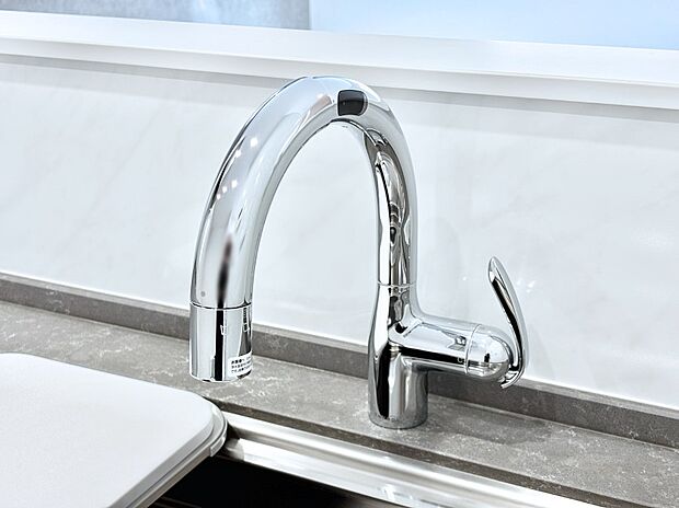 センサーに手をかざすだけで吐水／止水ができるタッチレス水栓。浄水器付き。