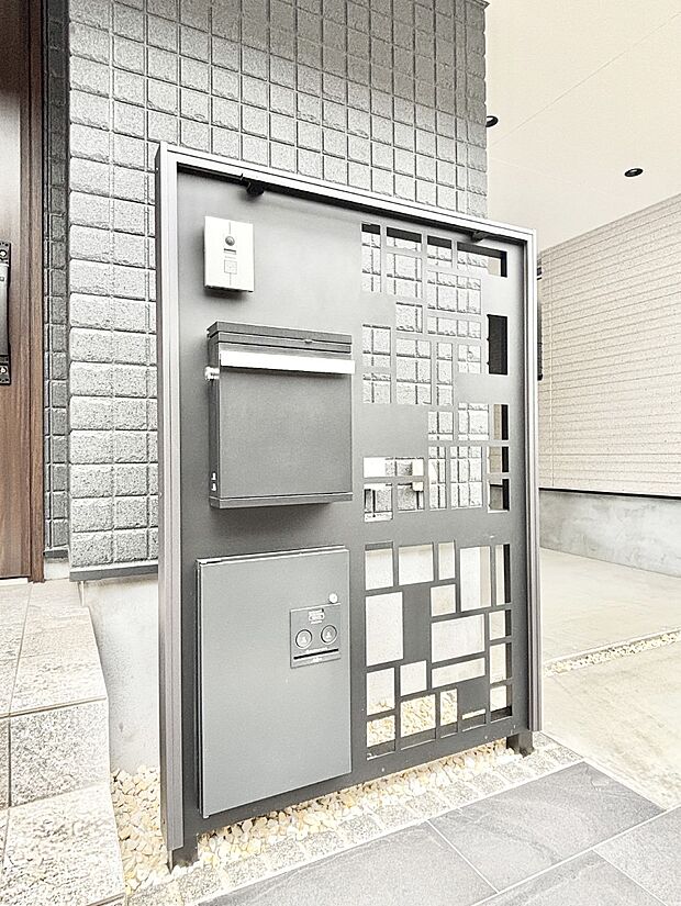 モダンなデザインでエントランスをおしゃれに引き立てる機能門柱。  