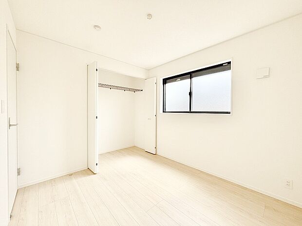 お子さまのお部屋としても!衣類の整理整頓に便利なクローゼット付きの洋室。