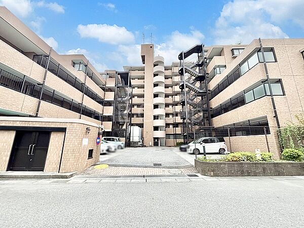 生活に便利な地に伸びやかな家族の生活風景を描く住まい