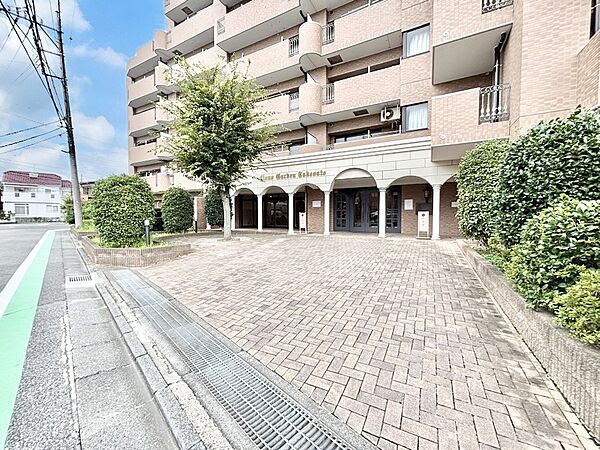 外観 綺麗なエントランスは、居住者を優しく迎えいれてくれます