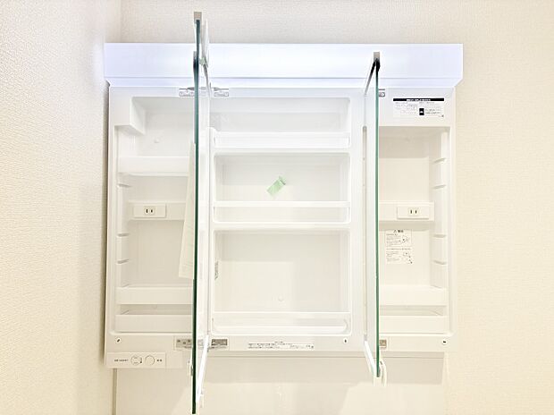 三面鏡の裏に、化粧品や衛生用品などを収納可能。洗面台をすっきりと保ちます！
