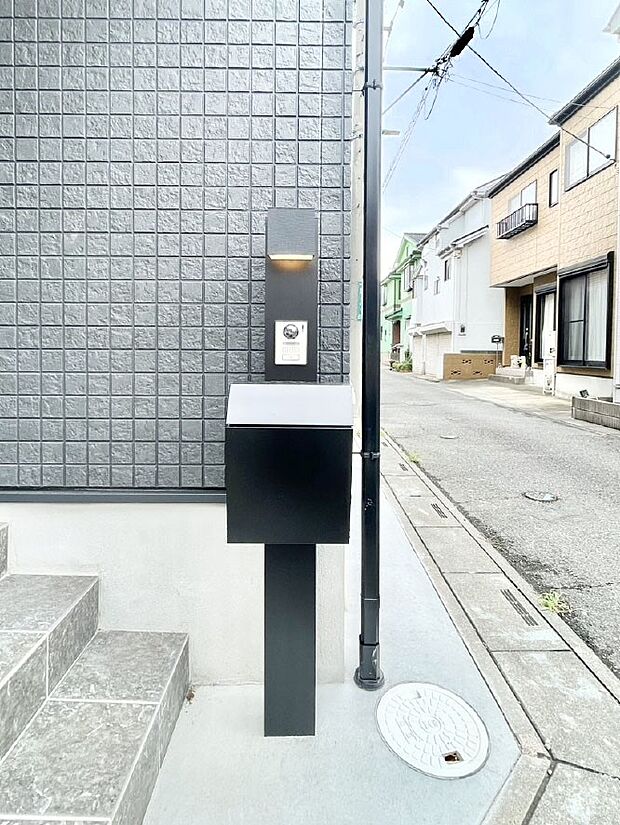表札・インターホン・ポストをひとつに集約。エントランスになじむシンプルデザイン。