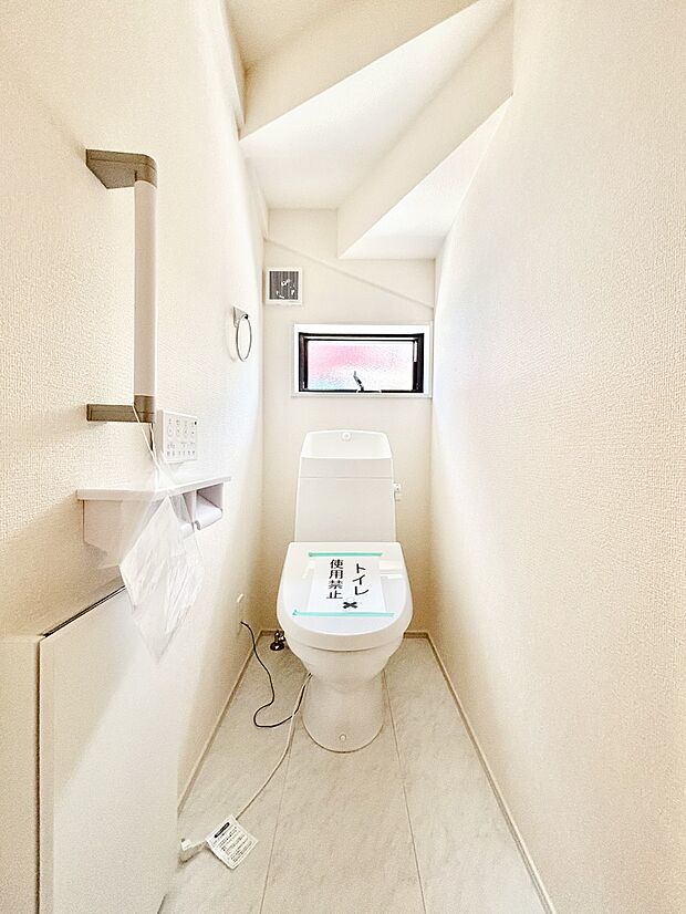 明るく清潔感のあるトイレです。