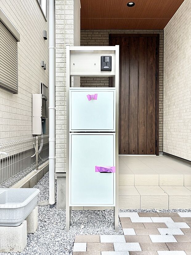 表札・インターホン・ポスト・宅配BOXをひとつに集約。エントランスになじむシンプルデザイン。