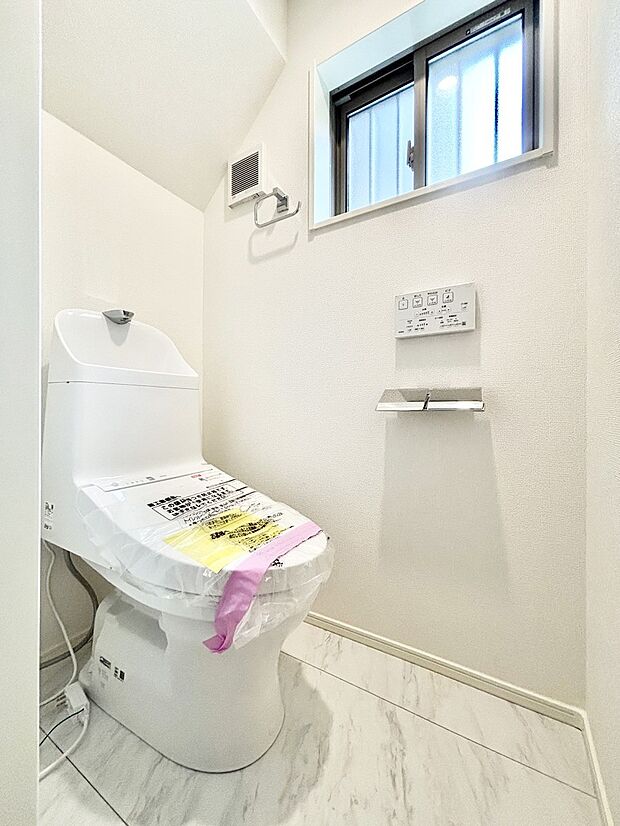ウォシュレット付きトイレが安心の2ヶ所!朝のバタバタも一安心です。