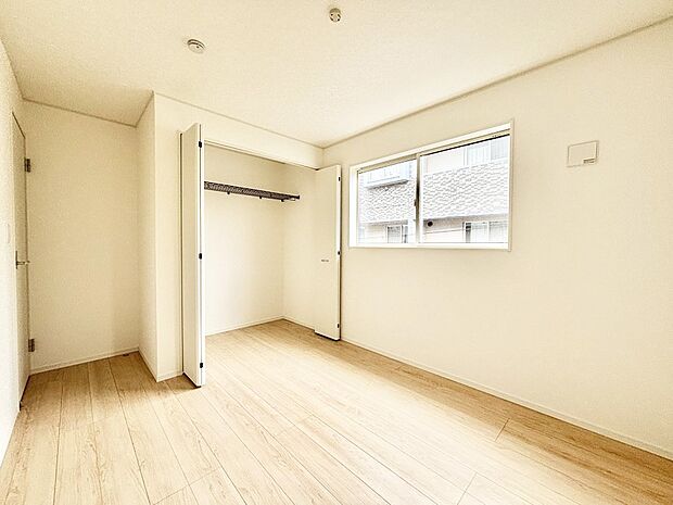 お子さまのお部屋としても!衣類の整理整頓に便利なクローゼット付きの洋室。