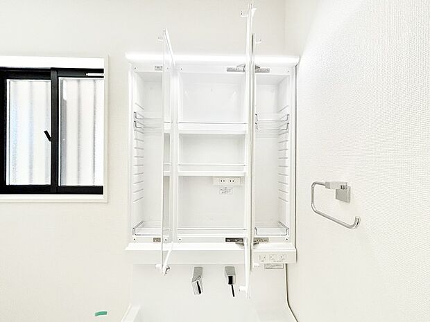 三面鏡の裏に、化粧品や衛生用品などを収納可能。洗面台をすっきりと保ちます！