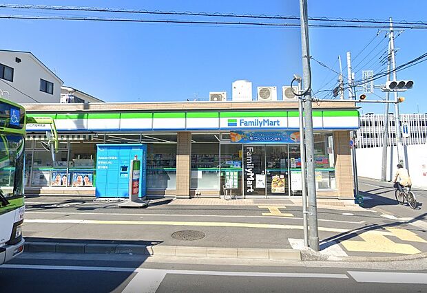 コンビニ 300m ファミリーマート 川口市役所前店
