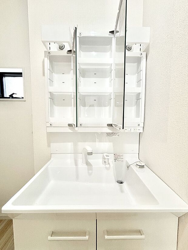 三面鏡の裏に、化粧品や衛生用品などを収納可能。洗面台をすっきりと保ちます!