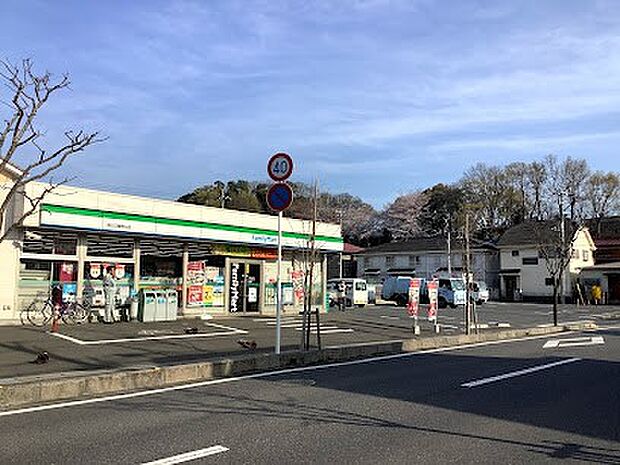 コンビニ 220m ファミリーマート 流山三輪野山店