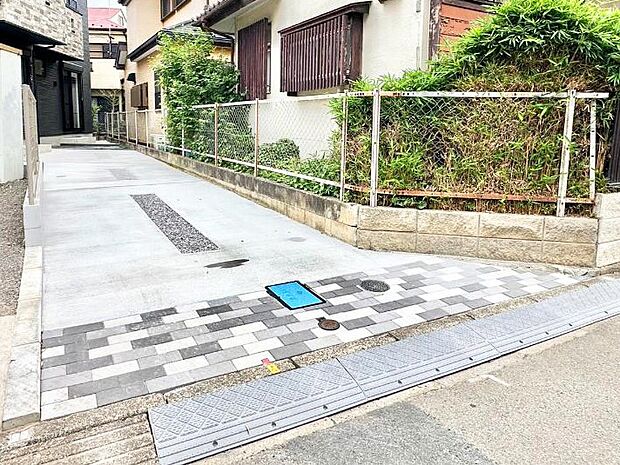 2台(車種による)駐車可!ご家族みんなの自転車も置ける広々カースペース。