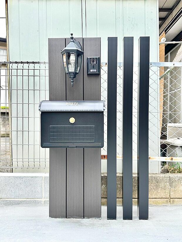 モダンなデザインでエントランスをおしゃれに引き立てる機能門柱。