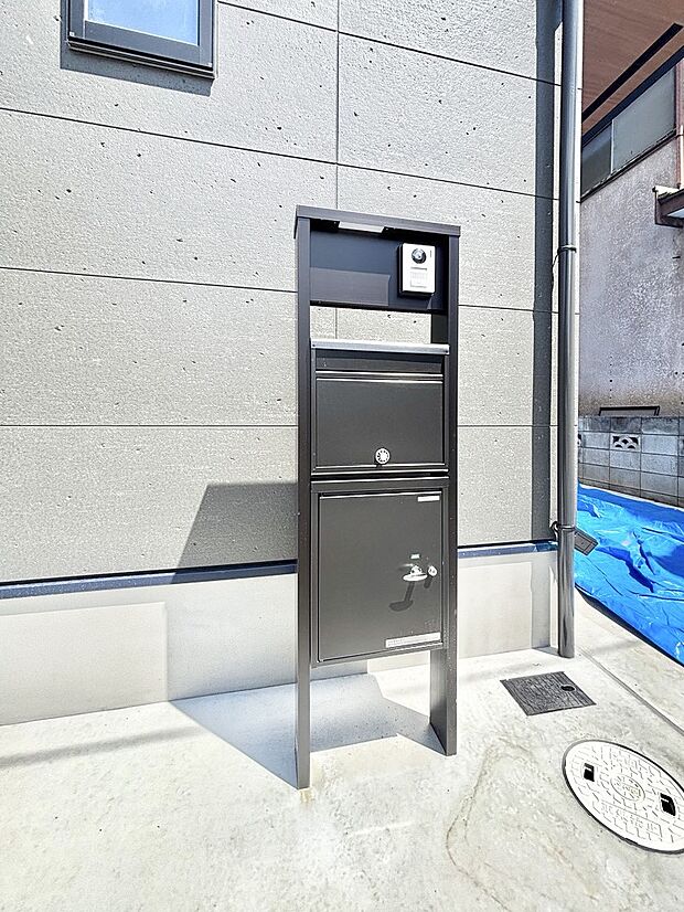 表札・インターホン・ポスト・宅配BOXをひとつに集約。エントランスになじむシンプルデザイン。