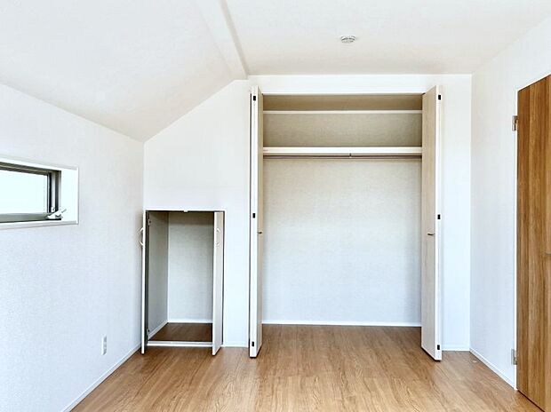 洋室のクローゼット。奥行きがあるので厚手の衣類もすっきり収まります。