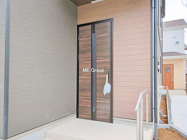 大切な家族、来客を出迎える玄関。