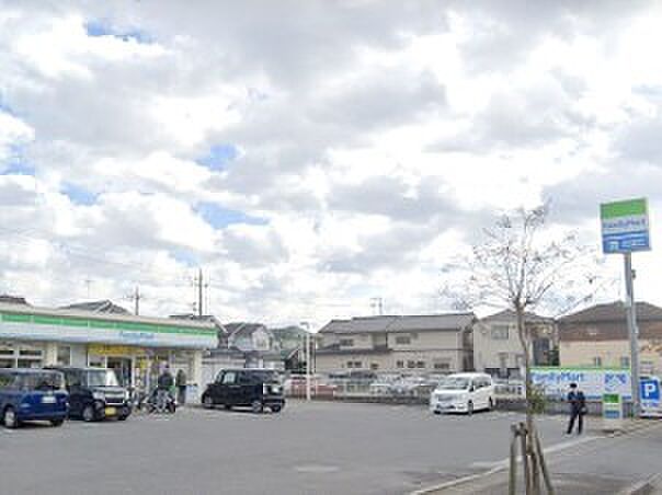 コンビニ 300m ファミリーマート 上尾中妻五丁目店