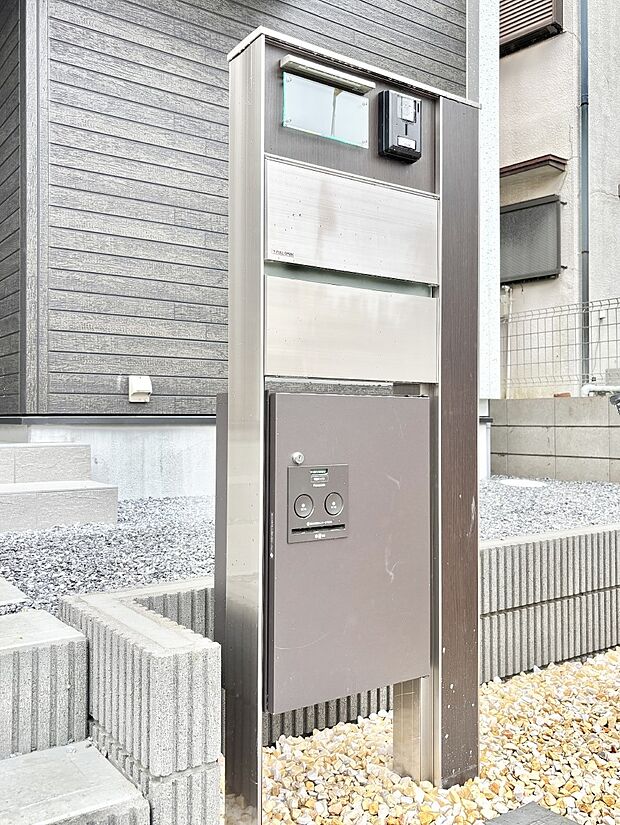 表札・インターホン・ポスト・宅配BOXをひとつに集約。エントランスになじむシンプルデザイン。