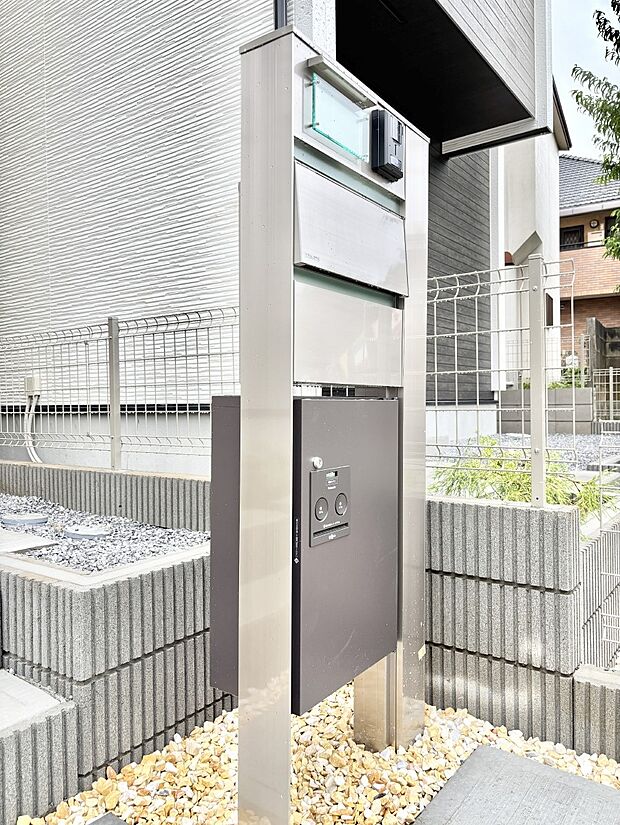 表札・インターホン・ポスト・宅配ＢＯＸをひとつに集約。エントランスになじむシンプルデザイン。