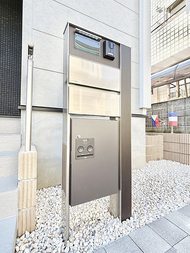 表札・インターホン・ポスト・宅配BOXをひとつに集約。エントランスになじむシンプルデザイン。