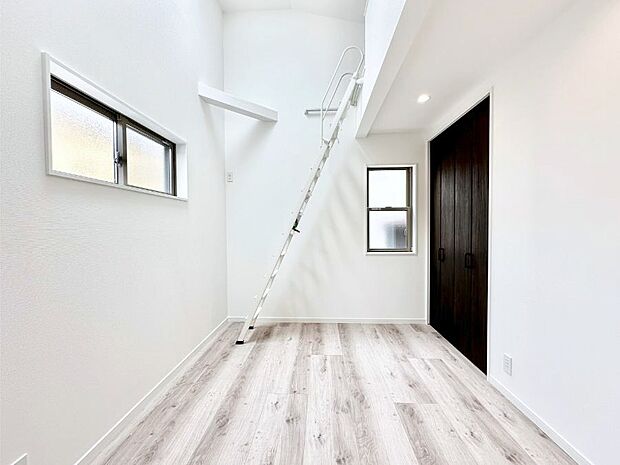 ロフトのあるお部屋は、天井が高く設けられているので開放感があります。