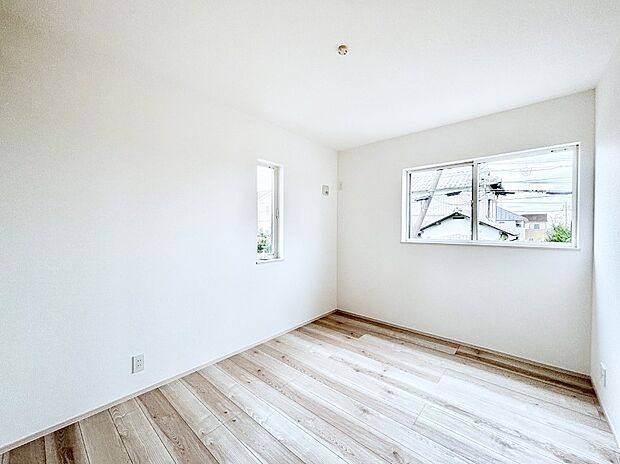 2面採光の洋室。窓から入り込む陽光がお部屋全体を優しく包み込みます!