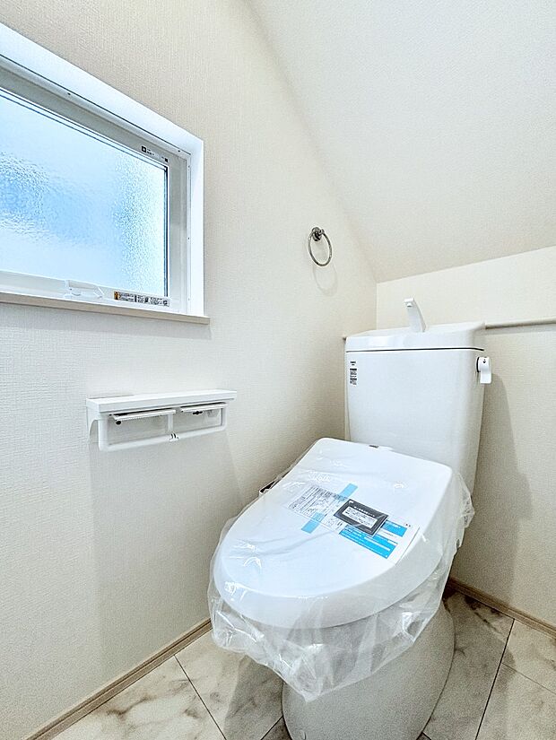 換気用小窓があり、明るく清潔な空間です。