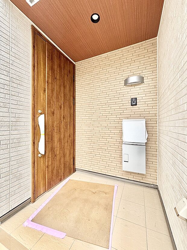 大切な家族、来客を出迎える玄関。玄関前は屋根付きで雨が降っていても濡れにくいです。
