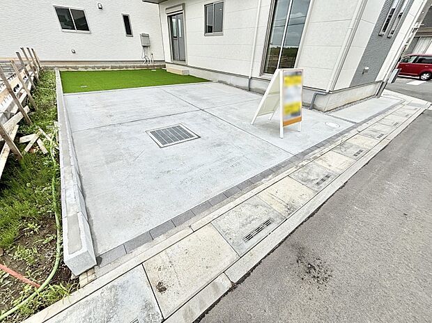 2台(車種による)駐車可!ご家族みんなの自転車も置ける広々カースペース。