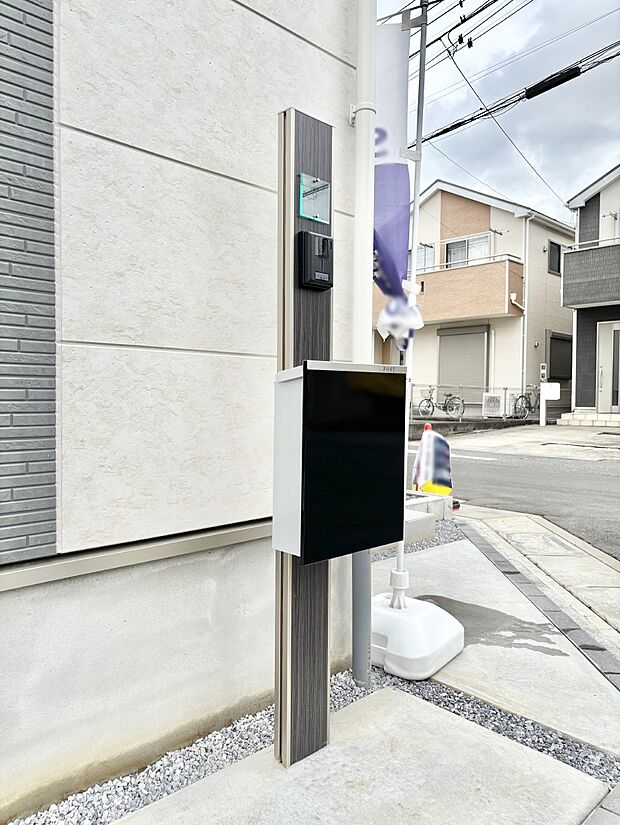 表札・インターホン・ポストをひとつに集約。エントランスになじむシンプルデザイン。