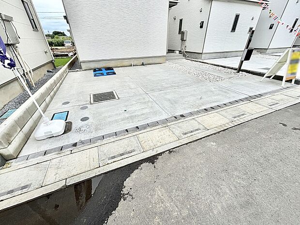 2台(車種による)駐車可!ご家族みんなの自転車も置ける広々カースペース。