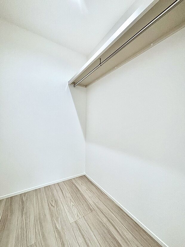 ウォークインクローゼット付きで生活空間を広く利用できます。