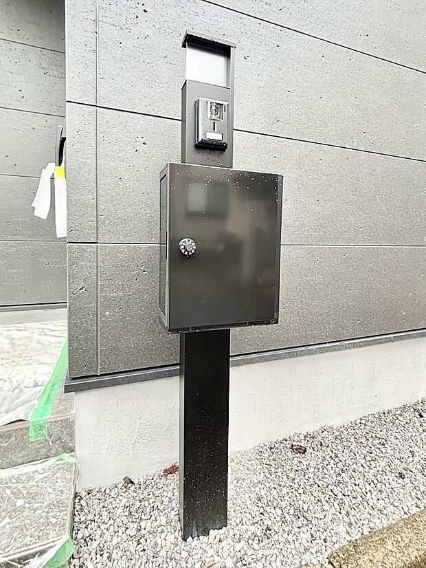 表札・インターホン・ポストをひとつに集約。エントランスになじむシンプルデザイン。