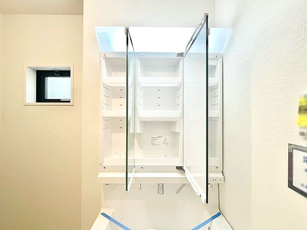 三面鏡の裏に、化粧品や衛生用品などを収納可能。洗面台をすっきりと保ちます！