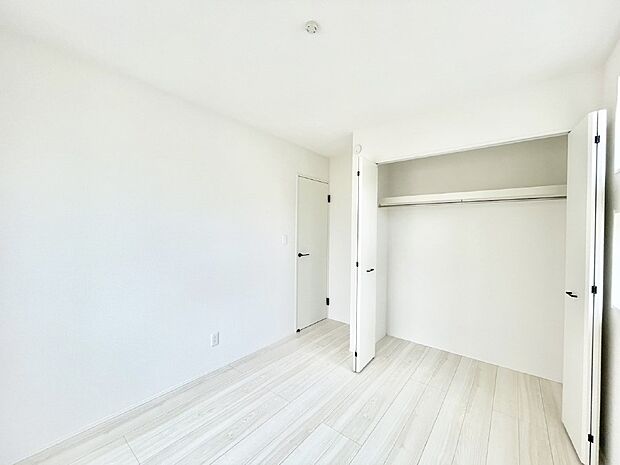 お子さまのお部屋としても!衣類の整理整頓に便利なクローゼット付きの洋室。