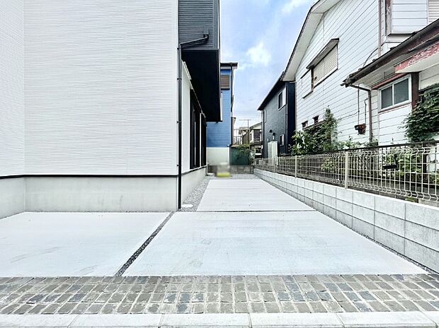 2台(車種による)駐車可!ご家族みんなの自転車も置ける広々カースペース。