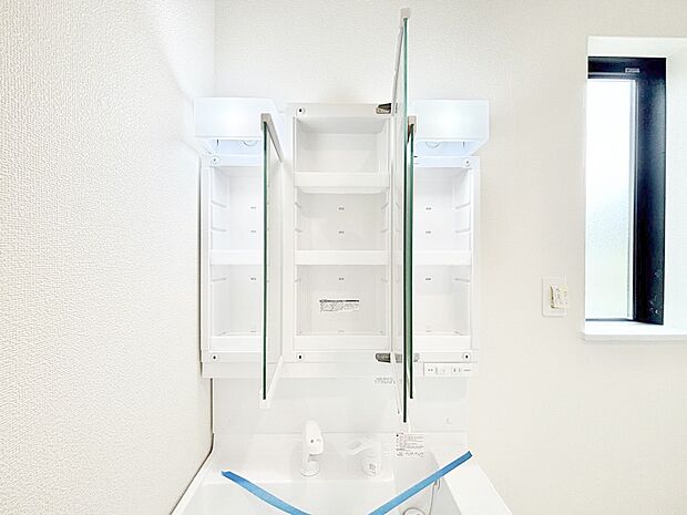 三面鏡の裏に、化粧品や衛生用品などを収納可能。洗面台をすっきりと保ちます!