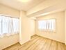 子供部屋：2面採光の洋室。窓から入り込む陽光がお部屋全体を優しく包み込みます！