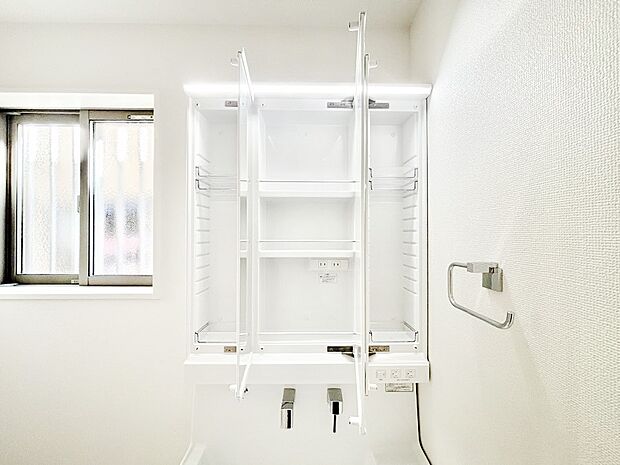 三面鏡の裏に、化粧品や衛生用品などを収納可能。洗面台をすっきりと保ちます!