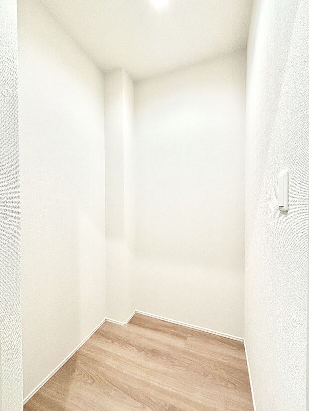 廊下収納。掃除道具や季節の小物を収納することができます。