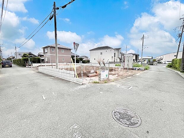 角地なので日当たりも良く、お家が堂々として見えます。