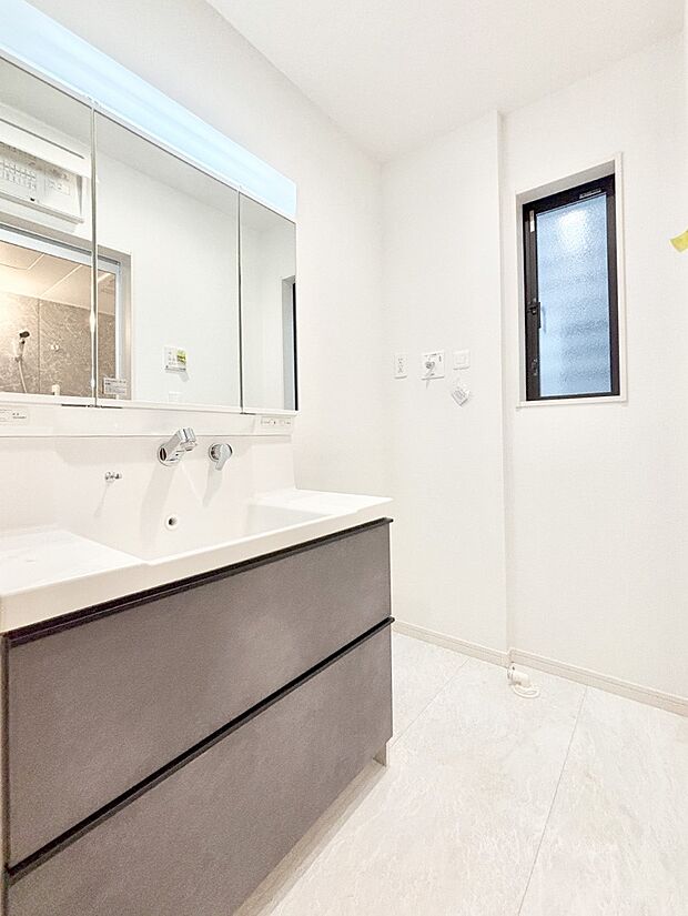 窓のある明るいランドリースペース