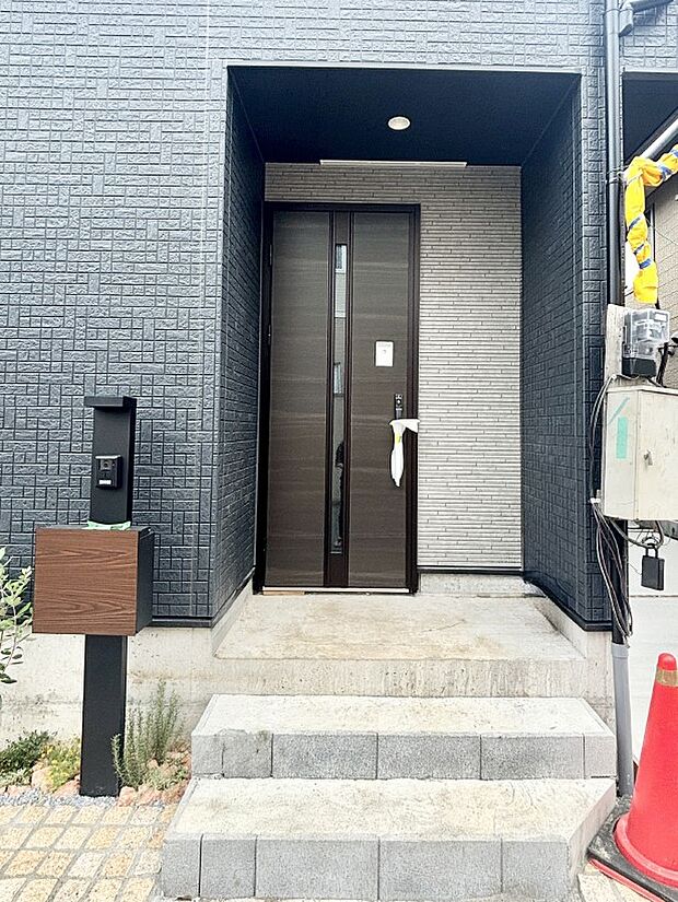 大切な家族、来客を出迎える玄関。