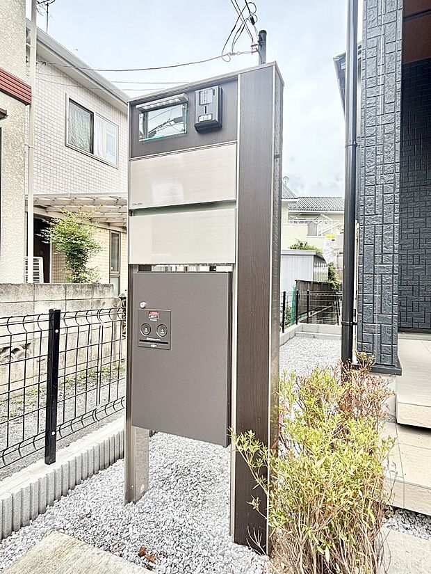表札・インターホン・ポスト・宅配BOXをひとつに集約。エントランスになじむシンプルデザイン。