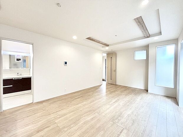 折り上げ天井はは立体的な奥行きがあるので、天井が広く見えて開放的な空間を演出できます。