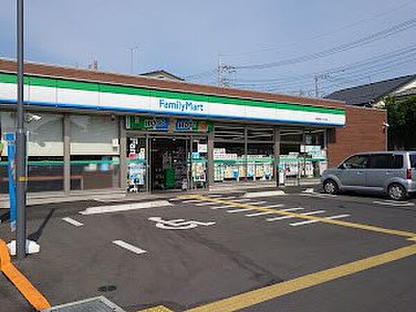 コンビニ 600m ファミリーマート草加旭町二丁目店