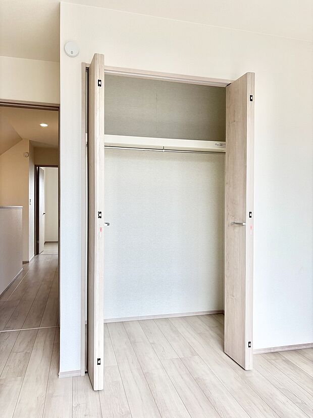 洋室のクローゼット。奥行きがあるので厚手の衣類もすっきり収まります。
