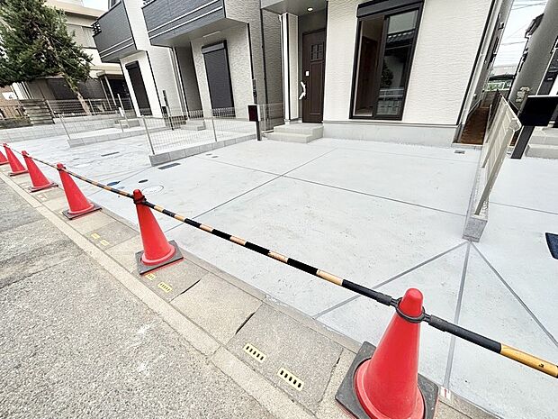 2台(車種による)駐車可!ご家族みんなの自転車も置ける広々カースペース。