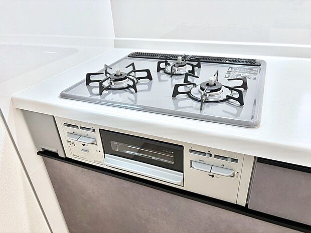 ガスコンロはSiセンサー搭載。火力調節や焦げ付き・消し忘れも防いでくれます。