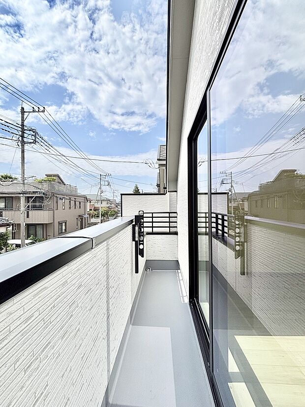 暖かな陽光が降り注ぐバルコニー。爽やかな風も心地よいです。